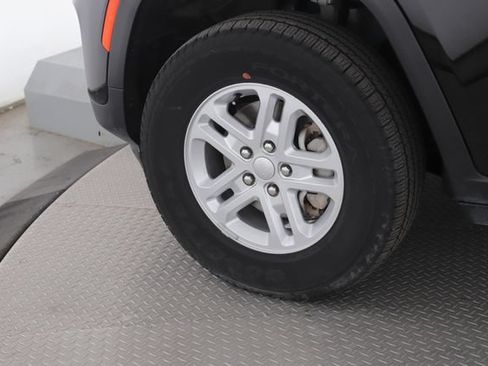Used 2025 Jeep Grand Cherokee Laredo w/ Trailer Tow Package AWD/4WD image 13