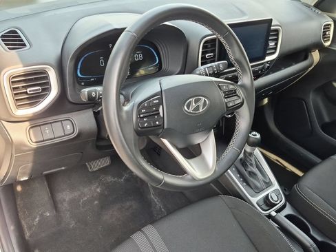 Used 2025 Hyundai Venue SEL FWD image 15