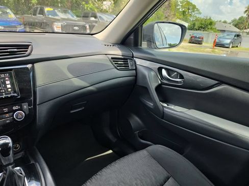Used 2018 Nissan Rogue SV FWD image 11