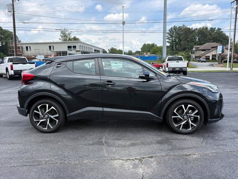 Used 2022 Toyota C-HR XLE FWD image 2