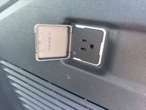 Used 2025 Chevrolet Suburban Z71 image 19