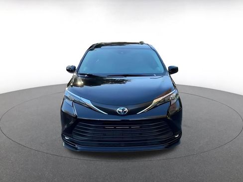Used 2025 Toyota Sienna XLE image 4