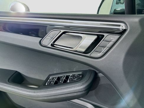 Certified 2026 Porsche Macan AWD/4WD image 20