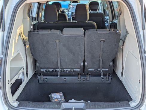 Used 2019 Dodge Grand Caravan SE w/ UConnect Hands-Free Group image 33