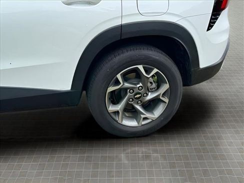 Used 2025 Chevrolet Trax LT w/ Driver Confidence Package FWD image 8
