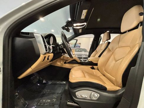 Used 2017 Porsche Cayenne Platinum Edition w/ Premium Package (PJV) image 12