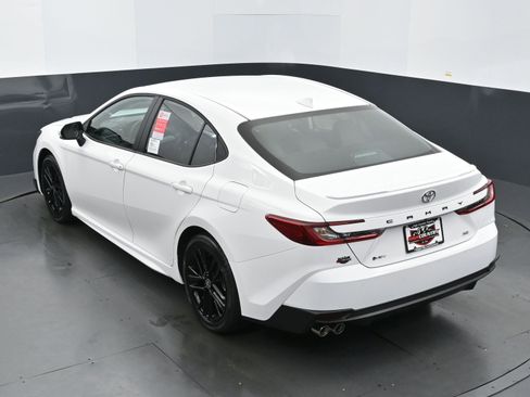 Used 2025 Toyota Camry SE image 30