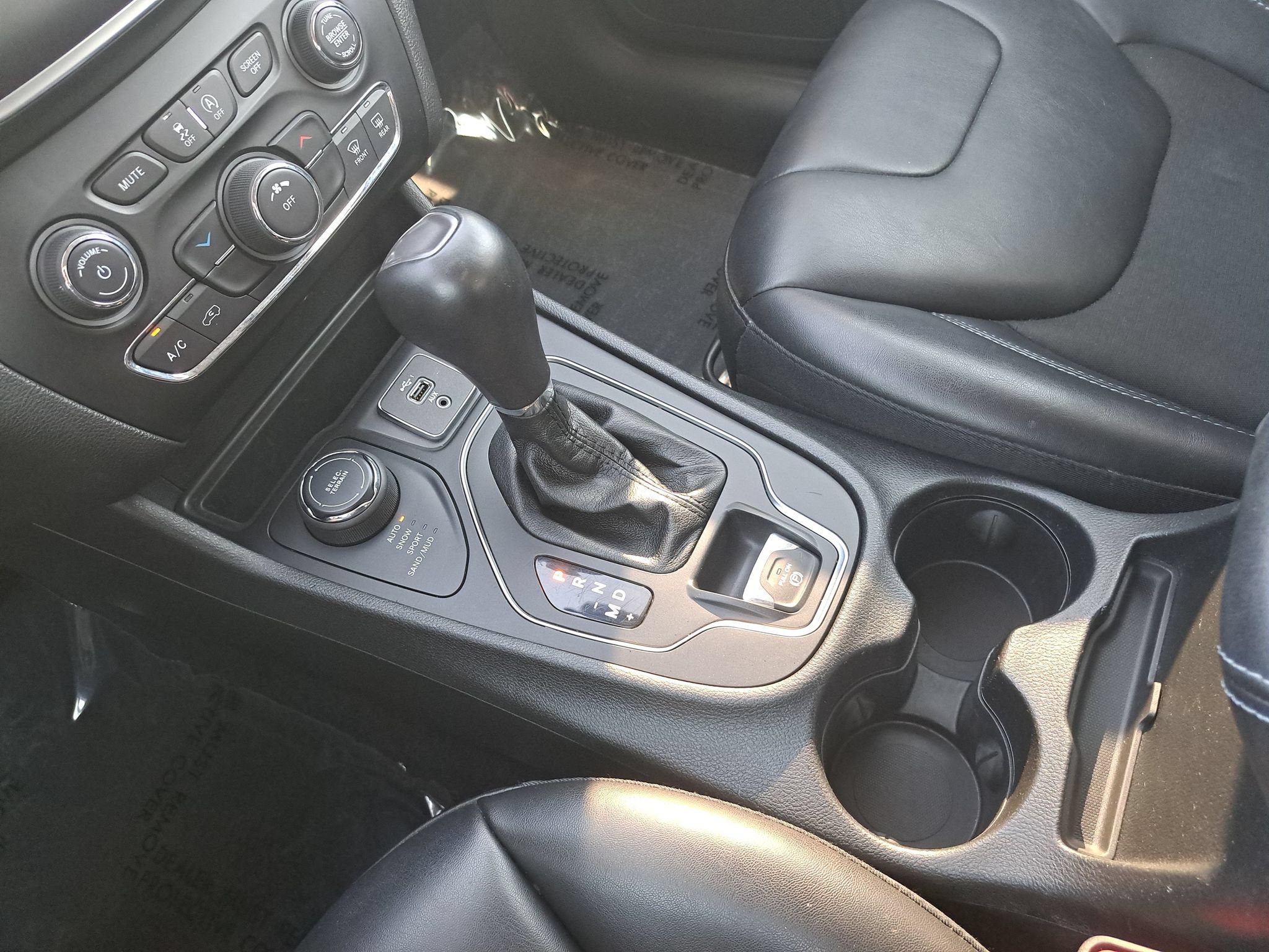 Used 2019 Jeep Cherokee Latitude Plus w/ Cold Weather Group AWD/4WD image 24