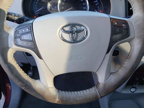 Used 2012 Toyota Sienna XLE image 17