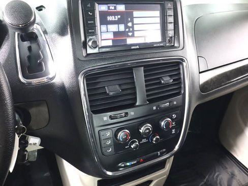 Used 2018 Dodge Grand Caravan SE w/ UConnect Hands-Free Group image 15