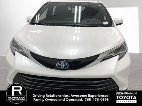 Used 2025 Toyota Sienna Platinum AWD/4WD image 11