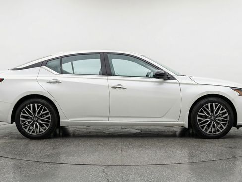 Used 2025 Nissan Altima 2.5 SV image 11