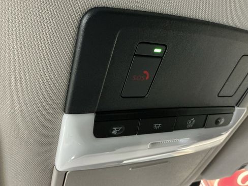 Used 2025 Nissan Pathfinder SV image 11