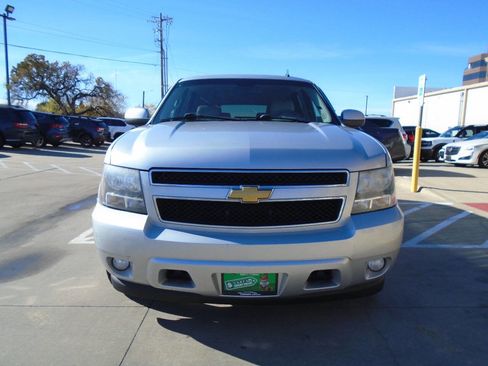 Used 2014 Chevrolet Suburban LT w/ Luxury Package image 2