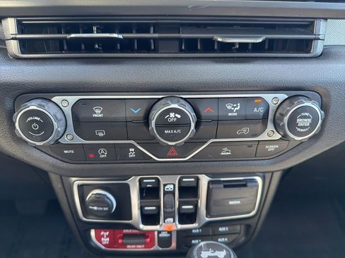 Used 2024 Jeep Wrangler Unlimited Sport AWD/4WD image 31