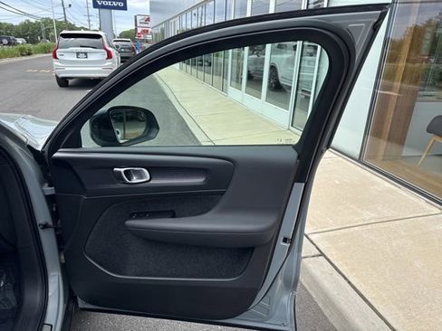 Certified 2025 Volvo XC40 B5 Plus AWD/4WD image 14
