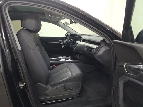 Used 2022 Audi e-tron Premium Plus w/ Premium Plus Package image 8