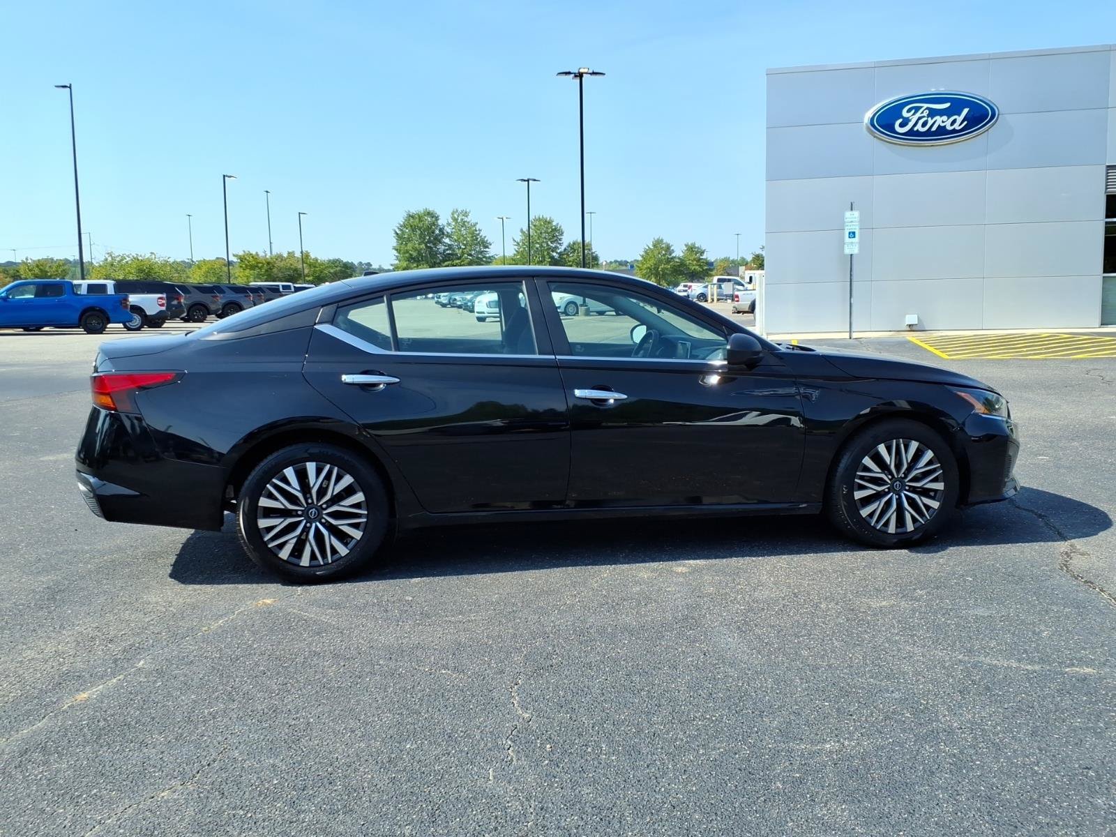 Used 2024 Nissan Altima 2.5 SV FWD image 25