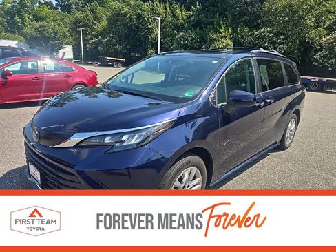 Used 2024 Toyota Sienna XLE w/ XLE Plus Package AWD/4WD image 1