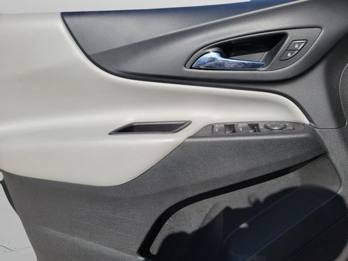 Used 2019 Chevrolet Equinox LS FWD image 12