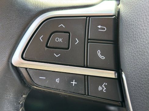 Used 2020 Toyota Highlander XLE image 37