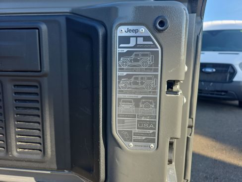 Used 2020 Jeep Wrangler Unlimited Sahara image 18