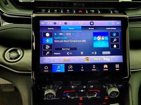Used 2022 Jeep Grand Cherokee Overland w/ Luxury Tech Group IV AWD/4WD image 18