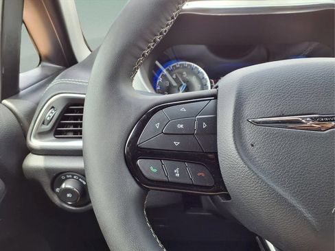 Used 2025 Chrysler Pacifica Limited FWD image 14