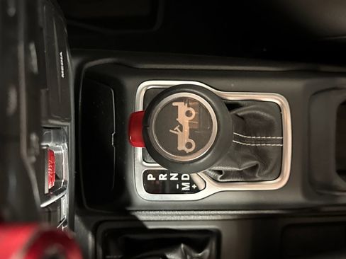Used 2019 Jeep Wrangler Unlimited Sahara AWD/4WD image 13