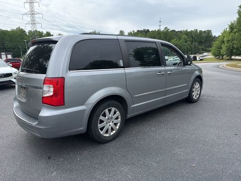 Used 2013 Chrysler Town & Country Touring FWD image 5