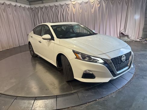 Used 2022 Nissan Altima 2.5 SV w/ SV Premium Package image 3