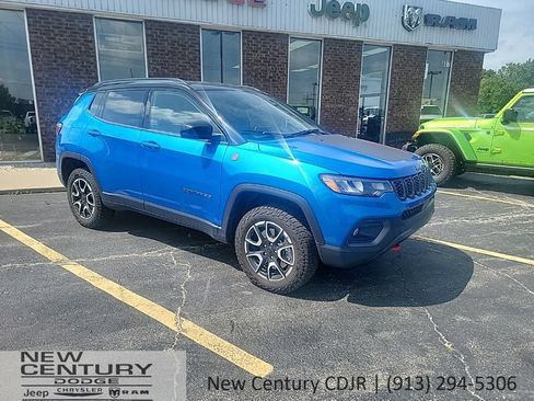 Used 2025 Jeep Compass Trailhawk AWD/4WD image 7