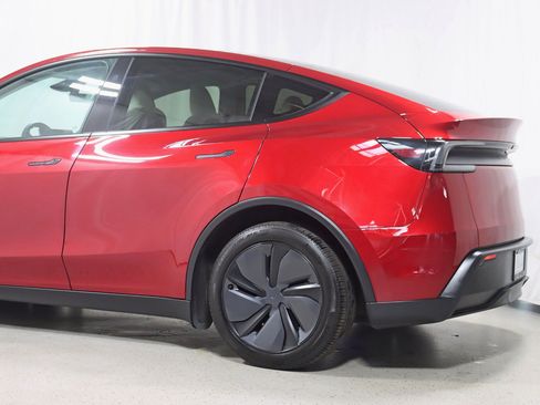 Used 2026 Tesla Model Y AWD image 10