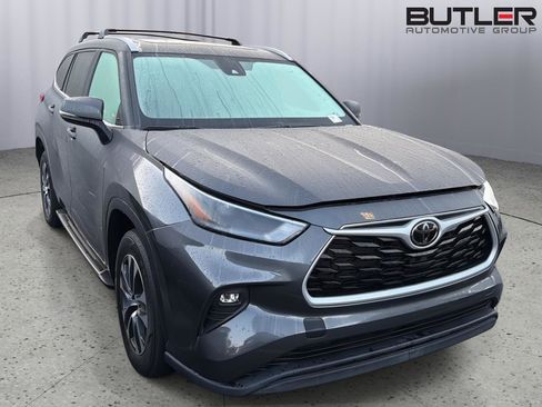 Used 2022 Toyota Highlander XLE FWD image 5