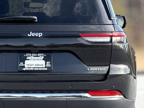 Used 2023 Jeep Grand Cherokee Limited image 16