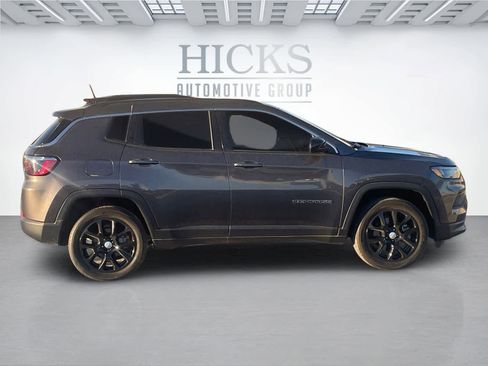 Used 2024 Jeep Compass Latitude image 3