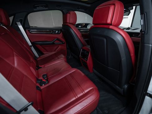 Used 2023 Porsche Cayenne Platinum Edition AWD/4WD image 32