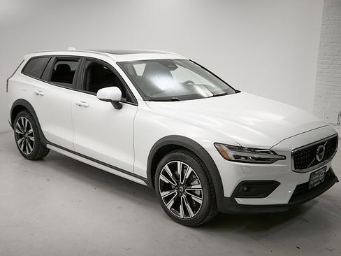 Certified 2024 Volvo V60 B5 Cross Country Ultimate image 4