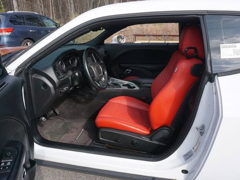 Used 2016 Dodge Challenger SXT image 2