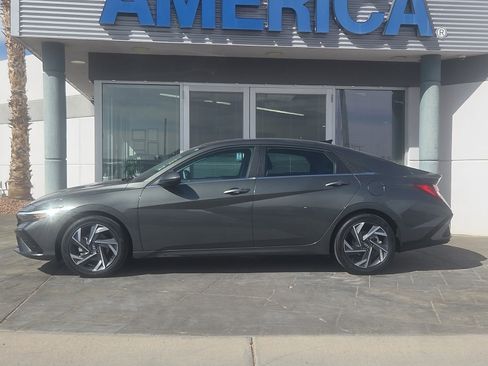Used 2025 Hyundai Elantra SEL image 3
