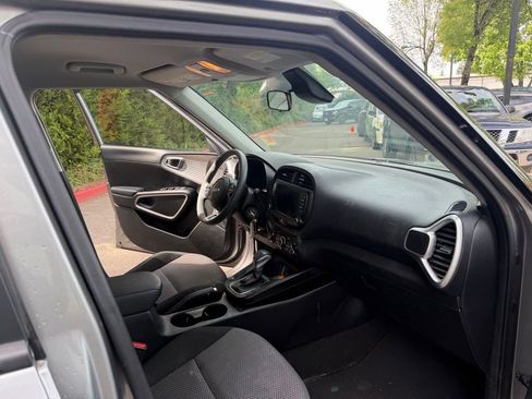Used 2023 Kia Soul LX w/ LX Technology Package FWD image 14