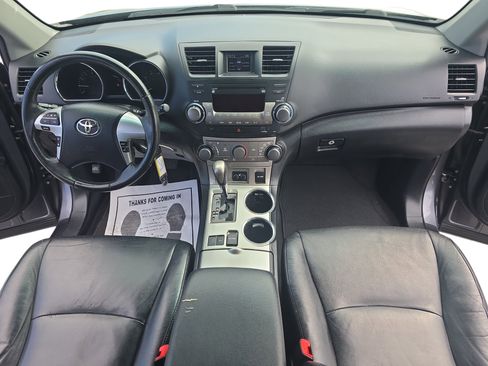 Used 2012 Toyota Highlander SE w/ Tow Pkg FWD image 9
