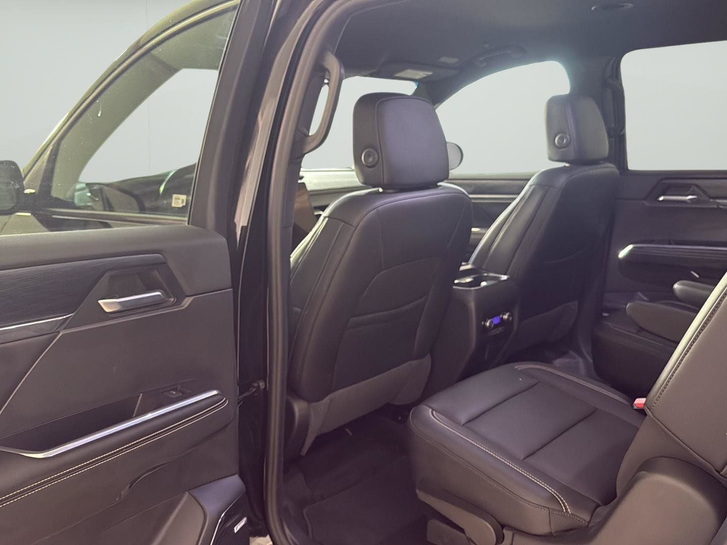 Used 2024 GMC Acadia Elevation FWD image 15