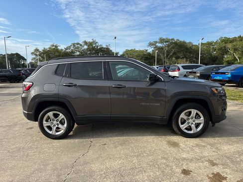 Used 2024 Jeep Compass Latitude AWD/4WD image 2