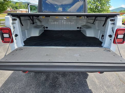 Used 2023 Jeep Gladiator Sport AWD/4WD image 23