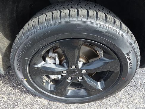 Used 2022 Jeep Grand Cherokee L Limited w/ Black Appearance Package image 10