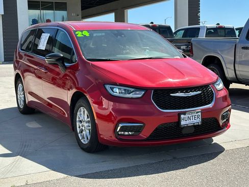 Used 2024 Chrysler Pacifica Touring-L FWD image 39