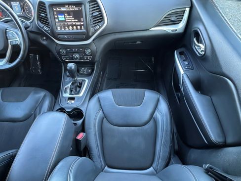 Used 2018 Jeep Cherokee Latitude Plus w/ Trailer Tow Group image 16