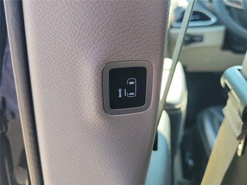 Used 2023 Chrysler Pacifica Touring-L FWD image 17