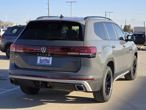 New 2025 Volkswagen Atlas Peak Edition SE image 4